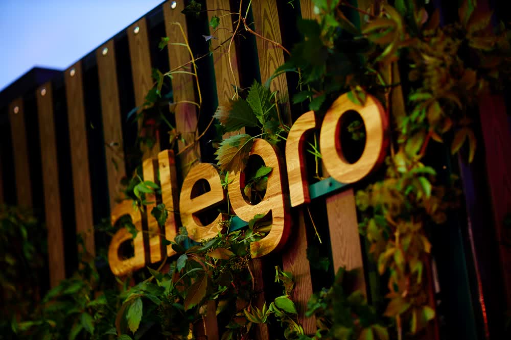 An Allegro parcel locker from the official brand press materials, a red bicycle parked in front