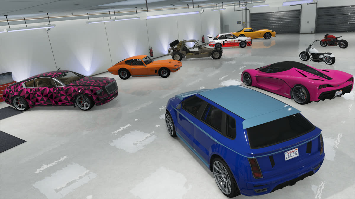 A case of banknotes and rolls of cash on a desk in GTA Online — official Rockstar Games artwork