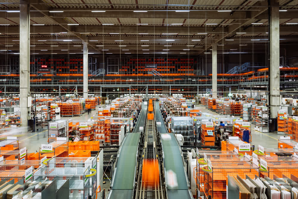 Siedziba Zalando w Berlinie z oficjalnych materiałów prasowych marki — pomarańczowy znak Zalando na szklanej fasadzie